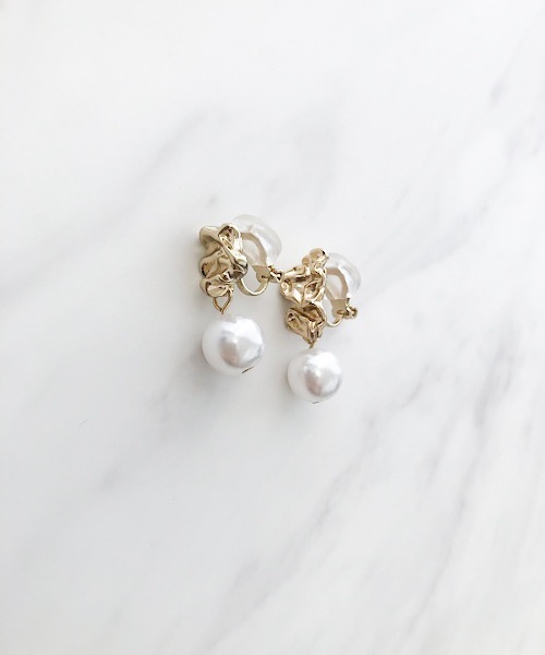 TIMELESS&THREE（タイムレスアンドスリー）の「パールモチーフアシンメトリーイヤリング（イヤリング・レディース・シルバー/ゴールド・FREE）」の2枚目の写真