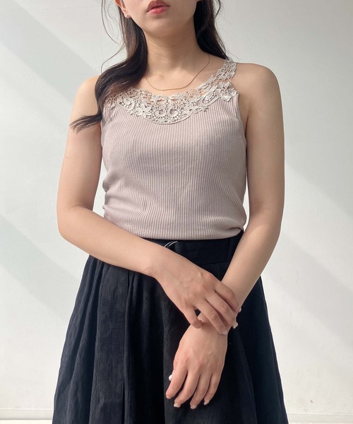 AS KNOW AS plus（アズノゥアズプラス）の「◎ゴージャスレースタンクトップ（タンクトップ・レディース・ミント/ブラック/グレイッシュベージュ/サックスブルー/オフホワイト/イエロー/ホワイト×ブラック/レッド/ベージュ系/ブラウン・FREE）」の6枚目の写真