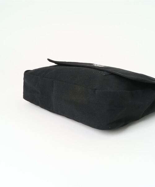 THRASHER(スラッシャー)の「CHILL Mini Flap Shoulder Bag/スラッシャーノートパソコン収納可能サイズワンポイントブランドアイコンフラップショルダーバッグ(ショルダーバッグ・メンズ・ブラック系その他/ブラック系その他2/ブラック/ホワイト系その他2/ホワイト系その他/ホワイト・FREE)」の8枚目の写真