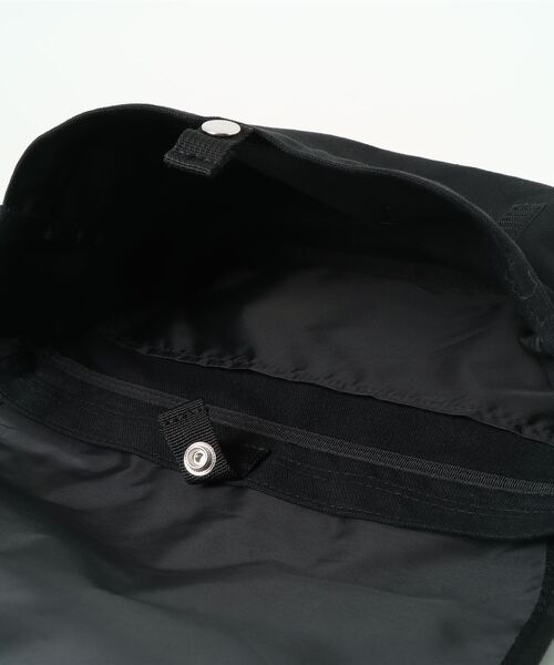 THRASHER(スラッシャー)の「CHILL Mini Flap Shoulder Bag/スラッシャーノートパソコン収納可能サイズワンポイントブランドアイコンフラップショルダーバッグ(ショルダーバッグ・メンズ・ブラック系その他/ブラック系その他2/ブラック/ホワイト系その他2/ホワイト系その他/ホワイト・FREE)」の9枚目の写真