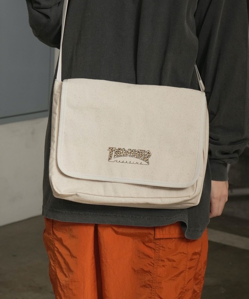THRASHER(スラッシャー)の「CHILL Mini Flap Shoulder Bag/スラッシャーノートパソコン収納可能サイズワンポイントブランドアイコンフラップショルダーバッグ(ショルダーバッグ・メンズ・ブラック系その他/ブラック系その他2/ブラック/ホワイト系その他2/ホワイト系その他/ホワイト・FREE)」の2枚目の写真