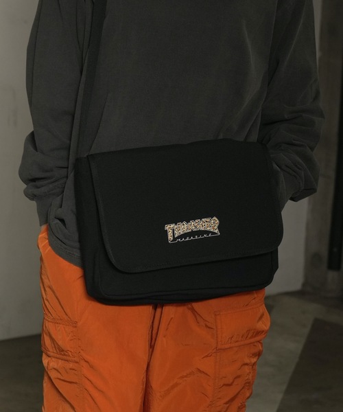 THRASHER(スラッシャー)の「CHILL Mini Flap Shoulder Bag/スラッシャーノートパソコン収納可能サイズワンポイントブランドアイコンフラップショルダーバッグ(ショルダーバッグ・メンズ・ブラック系その他/ブラック系その他2/ブラック/ホワイト系その他2/ホワイト系その他/ホワイト・FREE)」の5枚目の写真