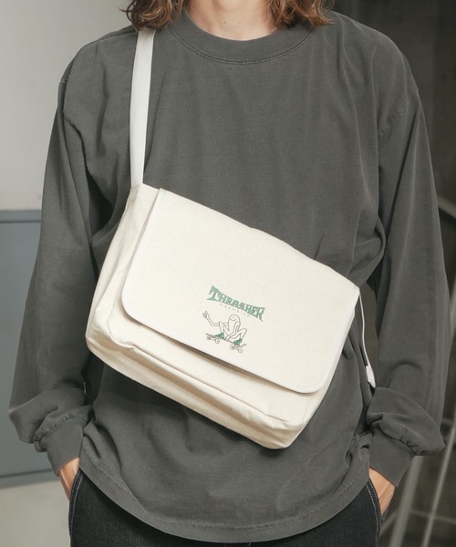 THRASHER(スラッシャー)の「CHILL Mini Flap Shoulder Bag/スラッシャーノートパソコン収納可能サイズワンポイントブランドアイコンフラップショルダーバッグ(ショルダーバッグ・メンズ・ブラック系その他/ブラック系その他2/ブラック/ホワイト系その他2/ホワイト系その他/ホワイト・FREE)」の3枚目の写真