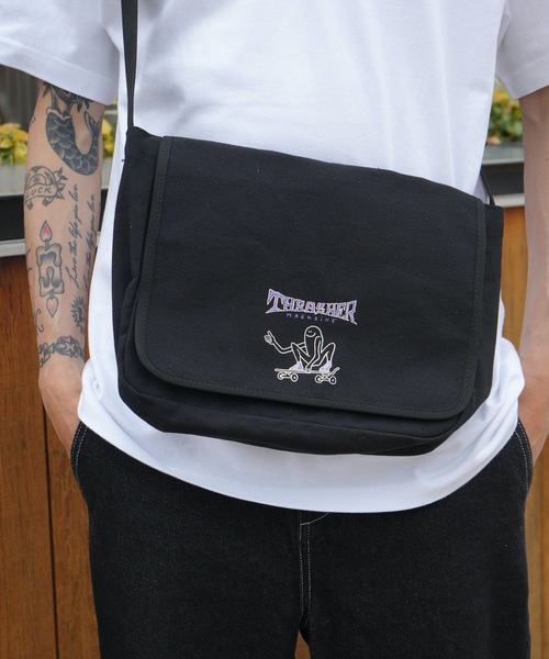 THRASHER(スラッシャー)の「CHILL Mini Flap Shoulder Bag/スラッシャーノートパソコン収納可能サイズワンポイントブランドアイコンフラップショルダーバッグ(ショルダーバッグ・メンズ・ブラック系その他/ブラック系その他2/ブラック/ホワイト系その他2/ホワイト系その他/ホワイト・FREE)」の6枚目の写真