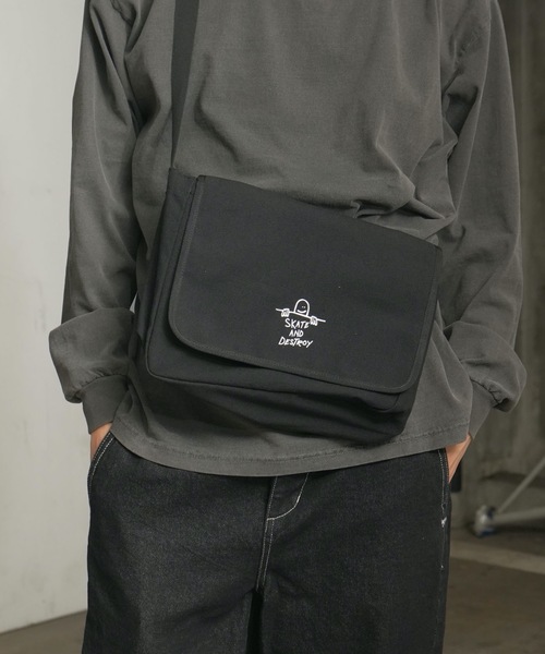 THRASHER(スラッシャー)の「CHILL Mini Flap Shoulder Bag/スラッシャーノートパソコン収納可能サイズワンポイントブランドアイコンフラップショルダーバッグ(ショルダーバッグ・メンズ・ブラック系その他/ブラック系その他2/ブラック/ホワイト系その他2/ホワイト系その他/ホワイト・FREE)」の4枚目の写真