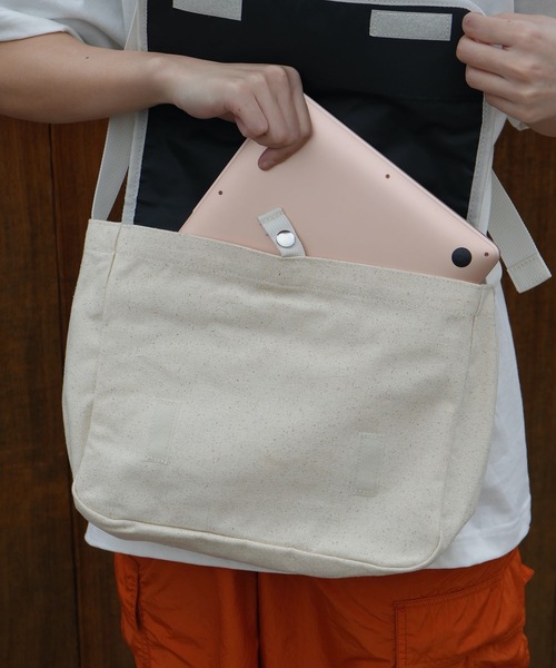 THRASHER(スラッシャー)の「CHILL Mini Flap Shoulder Bag/スラッシャーノートパソコン収納可能サイズワンポイントブランドアイコンフラップショルダーバッグ(ショルダーバッグ・メンズ・ブラック系その他/ブラック系その他2/ブラック/ホワイト系その他2/ホワイト系その他/ホワイト・FREE)」の13枚目の写真