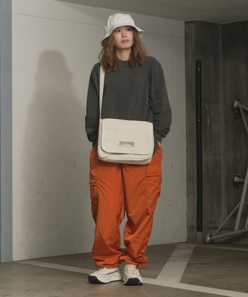 THRASHER(スラッシャー)の「CHILL Mini Flap Shoulder Bag/スラッシャーノートパソコン収納可能サイズワンポイントブランドアイコンフラップショルダーバッグ(ショルダーバッグ・メンズ・ブラック系その他/ブラック系その他2/ブラック/ホワイト系その他2/ホワイト系その他/ホワイト・FREE)」の15枚目の写真