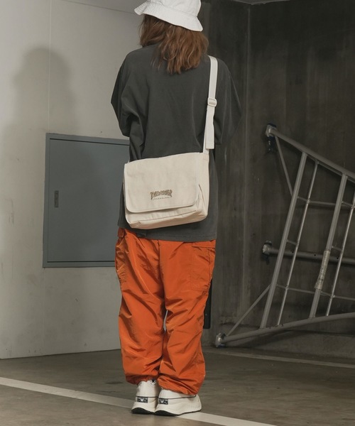 THRASHER(スラッシャー)の「CHILL Mini Flap Shoulder Bag/スラッシャーノートパソコン収納可能サイズワンポイントブランドアイコンフラップショルダーバッグ(ショルダーバッグ・メンズ・ブラック系その他/ブラック系その他2/ブラック/ホワイト系その他2/ホワイト系その他/ホワイト・FREE)」の16枚目の写真