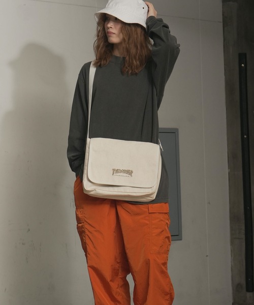 THRASHER(スラッシャー)の「CHILL Mini Flap Shoulder Bag/スラッシャーノートパソコン収納可能サイズワンポイントブランドアイコンフラップショルダーバッグ(ショルダーバッグ・メンズ・ブラック系その他/ブラック系その他2/ブラック/ホワイト系その他2/ホワイト系その他/ホワイト・FREE)」の17枚目の写真