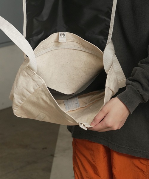 THRASHER(スラッシャー)の「CHILL Mini Flap Shoulder Bag/スラッシャーノートパソコン収納可能サイズワンポイントブランドアイコンフラップショルダーバッグ(ショルダーバッグ・メンズ・ブラック系その他/ブラック系その他2/ブラック/ホワイト系その他2/ホワイト系その他/ホワイト・FREE)」の18枚目の写真