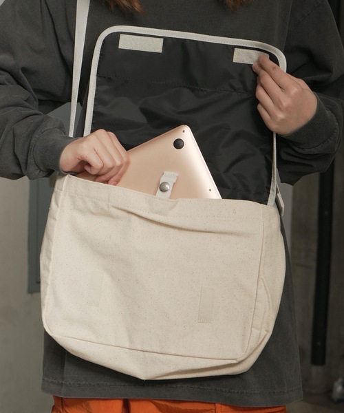 THRASHER(スラッシャー)の「CHILL Mini Flap Shoulder Bag/スラッシャーノートパソコン収納可能サイズワンポイントブランドアイコンフラップショルダーバッグ(ショルダーバッグ・メンズ・ブラック系その他/ブラック系その他2/ブラック/ホワイト系その他2/ホワイト系その他/ホワイト・FREE)」の20枚目の写真