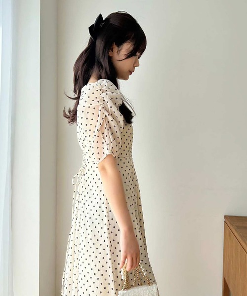 one after another NICE CLAUP(ワンアフターアナザーナイスクラップ)の「袖ボリューム花柄ワンピース/WEB限定アイテム/リバイバル(ワンピース・レディース・ブラック/アイボリー/ホワイト系その他・FREE)」の6枚目の写真