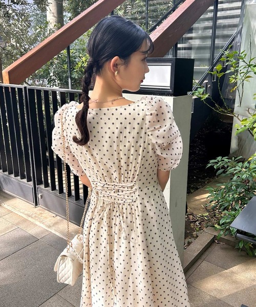 one after another NICE CLAUP(ワンアフターアナザーナイスクラップ)の「袖ボリューム花柄ワンピース/WEB限定アイテム/リバイバル(ワンピース・レディース・ブラック/アイボリー/ホワイト系その他・FREE)」の15枚目の写真