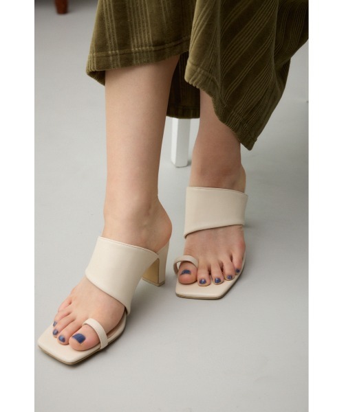 AZUL by moussy(アズールバイマウジー)の「スクエアトゥサムリングミュールサンダル(サンダル・レディース・アイボリー/ブラック・SMALL/MEDIUM/LARGE)」の14枚目の写真