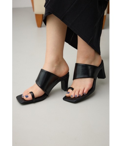 AZUL by moussy(アズールバイマウジー)の「スクエアトゥサムリングミュールサンダル(サンダル・レディース・アイボリー/ブラック・SMALL/MEDIUM/LARGE)」の5枚目の写真
