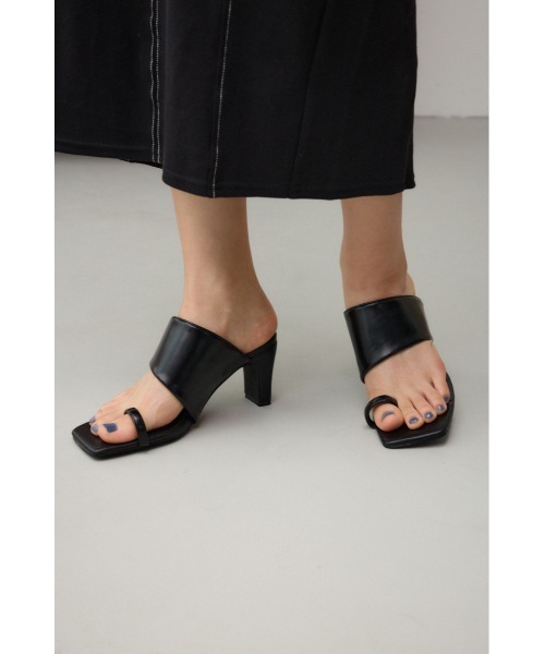 AZUL by moussy(アズールバイマウジー)の「スクエアトゥサムリングミュールサンダル(サンダル・レディース・アイボリー/ブラック・SMALL/MEDIUM/LARGE)」の3枚目の写真