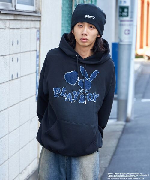PLAYBOY（プレイボーイ）の「【SEQUENZ（シークエンズ）】PB DENIM WAPPEN P/K /  ヴィンテージライク オーバーサイズ プルパーカー グランジ スケーター（パーカー・メンズ・ブラック/ライトグレー/ブラウン/ネイビー・MEDIUM/LARGE/X-LARGE）」の10枚目の写真