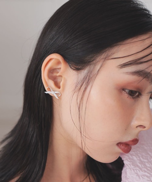 at.(アット)の「【at.】ryoco シロクロリボンピアス(ピアス(両耳用)・レディース・ブラック/ホワイト・FREE)」の2枚目の写真