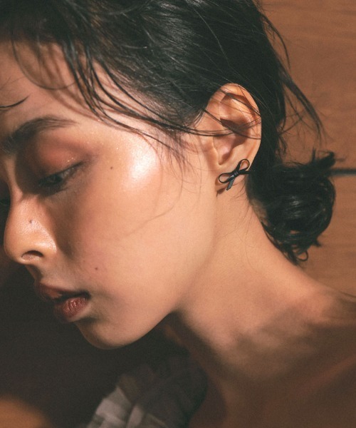 at.(アット)の「【at.】ryoco シロクロリボンピアス(ピアス(両耳用)・レディース・ブラック/ホワイト・FREE)」の1枚目の写真