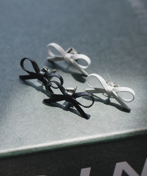 at.(アット)の「【at.】ryoco シロクロリボンピアス(ピアス(両耳用)・レディース・ブラック/ホワイト・FREE)」の13枚目の写真