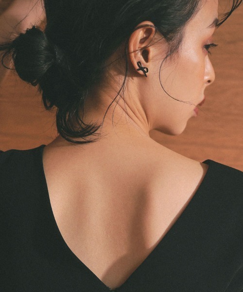 at.(アット)の「【at.】ryoco シロクロリボンピアス(ピアス(両耳用)・レディース・ブラック/ホワイト・FREE)」の7枚目の写真