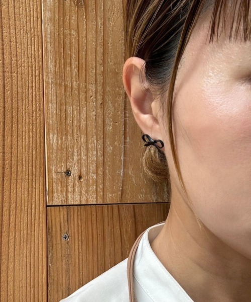 at.(アット)の「【at.】ryoco シロクロリボンピアス(ピアス(両耳用)・レディース・ブラック/ホワイト・FREE)」の6枚目の写真