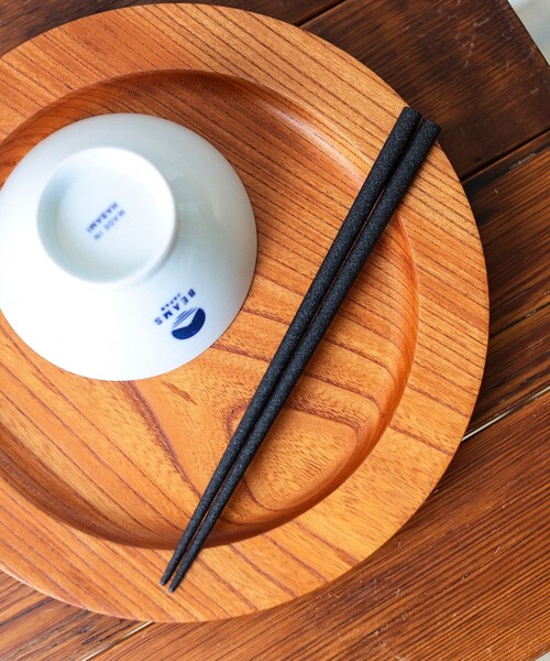 BEAMS JAPAN(ビームス ジャパン)の「【別注】株式会社イシダ / 若狭塗 本乾漆 箸(カトラリー・メンズ・ブラック/レッド/ネイビー・ONE SIZE)」の1枚目の写真