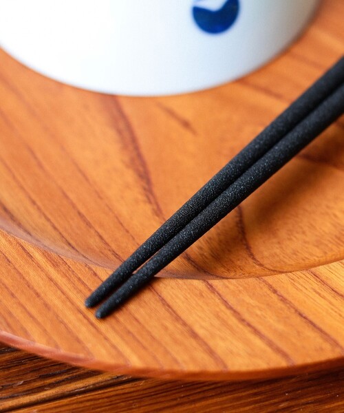 BEAMS JAPAN(ビームス ジャパン)の「【別注】株式会社イシダ / 若狭塗 本乾漆 箸(カトラリー・メンズ・ブラック/レッド/ネイビー・ONE SIZE)」の6枚目の写真