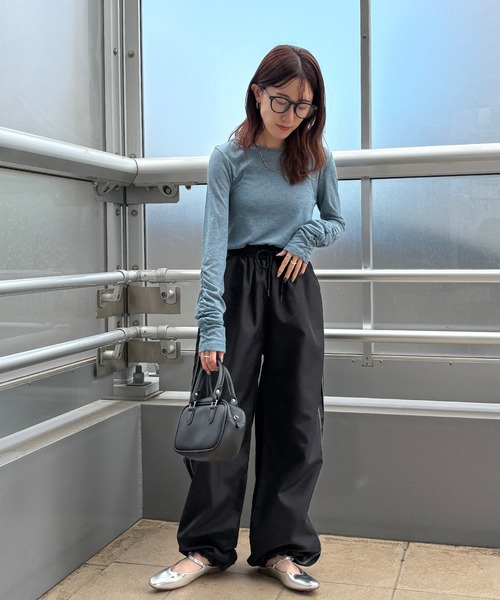 ISOOK（アイスー）の「【ISOOK / アイスー】袖シャーリングトップス  / ギャザー 長袖 ロンT シアートップス レイヤード 無地 春服 春トップス アイボリー ブルー グレー ZOZOTOWN限定（Tシャツ/カットソー・レディース・アイボリー/ブルー/グレー・FREE）」の14枚目の写真