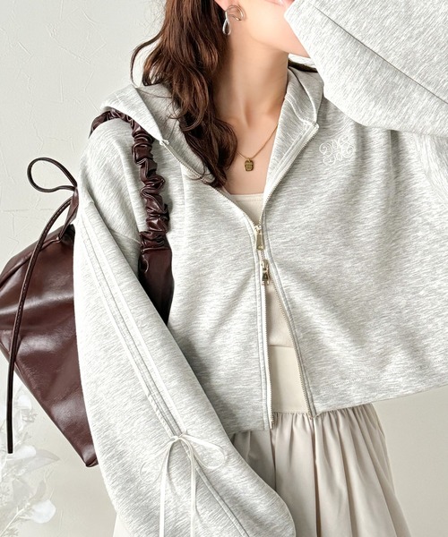 mily bilet(ミウィビレット)の「【mily bilet】大人のこなれ感が魅力。胸刺繍ダブルジップクロップドダンボールパーカー(ショート丈)(パーカー・レディース・ブラック/杢グレー/アイボリー・SMALL/LARGE/MEDIUM/X-LARGE)」の3枚目の写真