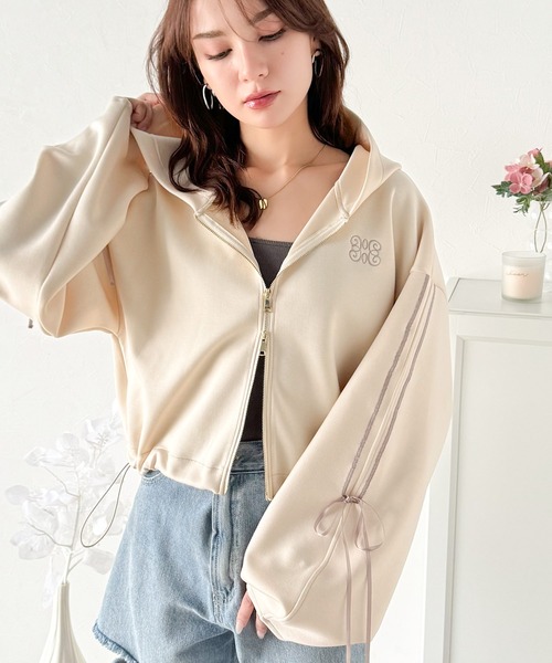 mily bilet(ミウィビレット)の「【mily bilet】大人のこなれ感が魅力。胸刺繍ダブルジップクロップドダンボールパーカー(ショート丈)(パーカー・レディース・ブラック/杢グレー/アイボリー・SMALL/LARGE/MEDIUM/X-LARGE)」の9枚目の写真