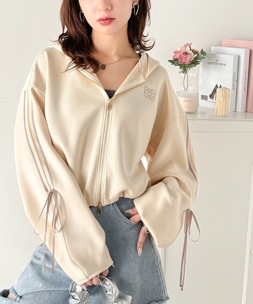 mily bilet(ミウィビレット)の「【mily bilet】大人のこなれ感が魅力。胸刺繍ダブルジップクロップドダンボールパーカー(ショート丈)(パーカー・レディース・ブラック/杢グレー/アイボリー・SMALL/LARGE/MEDIUM/X-LARGE)」の11枚目の写真