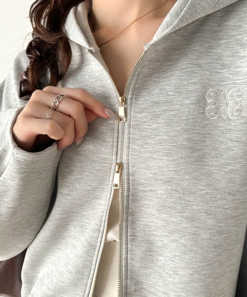 mily bilet(ミウィビレット)の「【mily bilet】大人のこなれ感が魅力。胸刺繍ダブルジップクロップドダンボールパーカー(ショート丈)(パーカー・レディース・ブラック/杢グレー/アイボリー・SMALL/LARGE/MEDIUM/X-LARGE)」の5枚目の写真