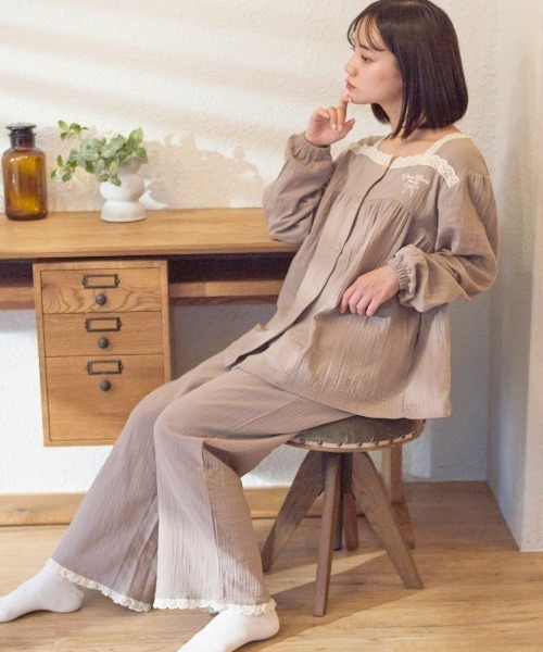 tutuanna(チュチュアンナ)の「綿100%ダブルガーゼスクエアレースロゴ刺繍長袖パジャマ(ルームウェア/パジャマ・レディース・サックスブルー/エンジ/イエロー/ラベンダー/サンドベージュ/クリーム・M/S)」の8枚目の写真