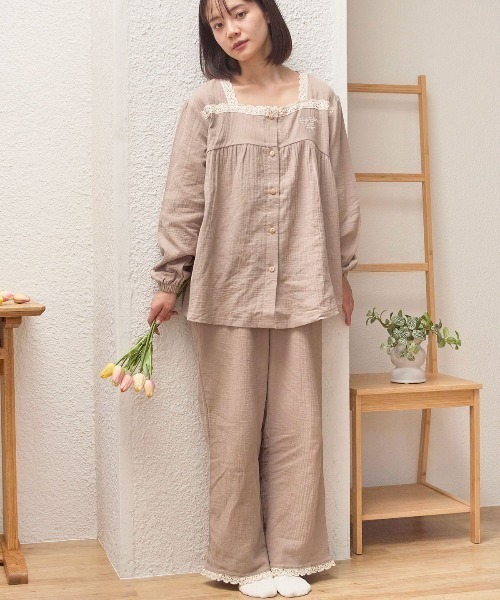 tutuanna(チュチュアンナ)の「綿100%ダブルガーゼスクエアレースロゴ刺繍長袖パジャマ(ルームウェア/パジャマ・レディース・サックスブルー/エンジ/イエロー/ラベンダー/サンドベージュ/クリーム・M/S)」の7枚目の写真