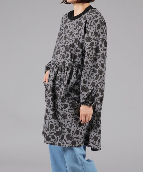 studio CLIP（スタディオクリップ）の「北欧風フラワー割烹着（エプロン・レディース・ブラック/ブルー・FREE）」の3枚目の写真