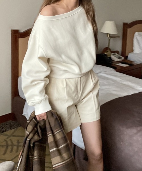 deux amour(ドゥーザムール)の「オフショルダー袖ゆったりドルマントレーナー(Tシャツ/カットソー・レディース・アイボリー/ブラック/グレー・FREE)」の8枚目の写真