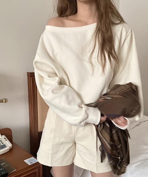 deux amour(ドゥーザムール)の「オフショルダー袖ゆったりドルマントレーナー(Tシャツ/カットソー・レディース・アイボリー/ブラック/グレー・FREE)」の9枚目の写真