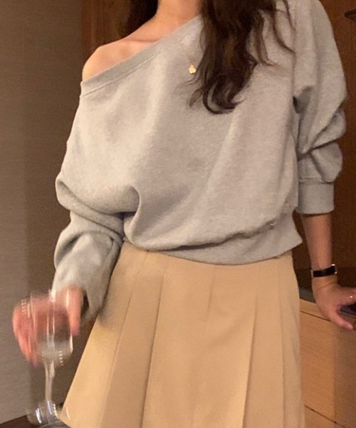 deux amour(ドゥーザムール)の「オフショルダー袖ゆったりドルマントレーナー(Tシャツ/カットソー・レディース・アイボリー/ブラック/グレー・FREE)」の14枚目の写真