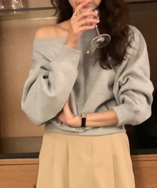 deux amour(ドゥーザムール)の「オフショルダー袖ゆったりドルマントレーナー(Tシャツ/カットソー・レディース・アイボリー/ブラック/グレー・FREE)」の12枚目の写真