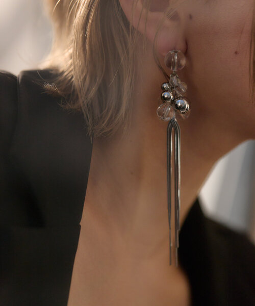 ear PAPILLONNER(イアパピヨネ)の「《WEB&一部店舗限定》コスモスロングピアス(ピアス(両耳用)・レディース・シルバー・FREE)」の4枚目の写真