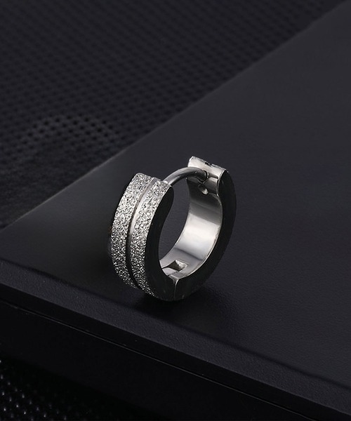 SBG（エスビー）の「SBG グリッターラインフープピアス 片耳（ピアス（片耳用）・メンズ・ブラック/シルバー・FREE）」の2枚目の写真