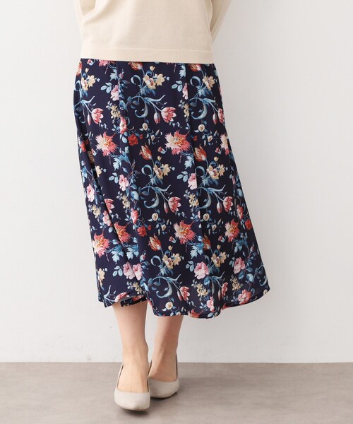 LAURA ASHLEY(ローラアシュレイ)の「【洗える/同柄アイテムあり】ローザリンド柄シフォンスカート(スカート・レディース・ホワイト系1/ネイビー系・38/40)」の1枚目の写真