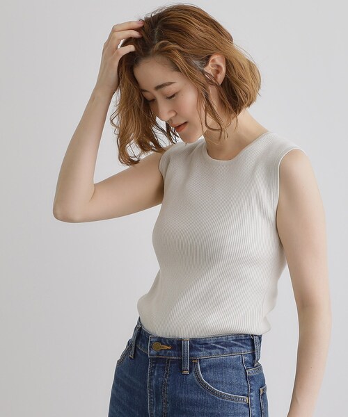grove(グローブ)の「さりげないラメで毎日のコーデにアクセントを リブラメニットタンク(タンクトップ・レディース・オフホワイト/チャコールグレー/ベージュ/ブラック・02/03/01/04/05)」の6枚目の写真