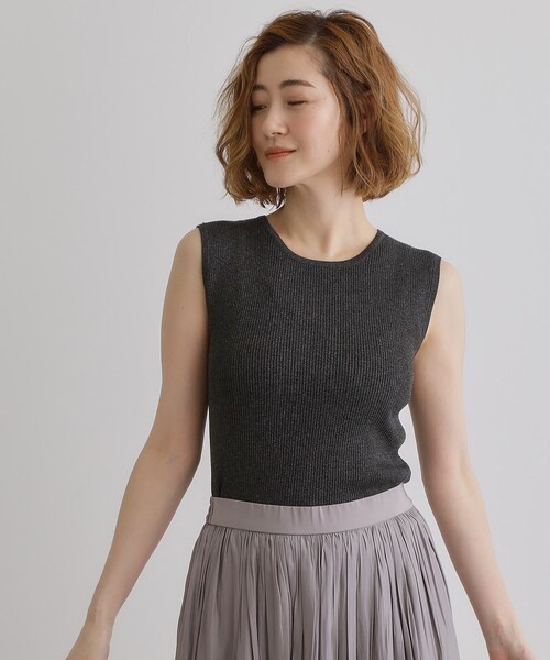 grove(グローブ)の「さりげないラメで毎日のコーデにアクセントを リブラメニットタンク(タンクトップ・レディース・オフホワイト/チャコールグレー/ベージュ/ブラック・02/03/01/04/05)」の9枚目の写真