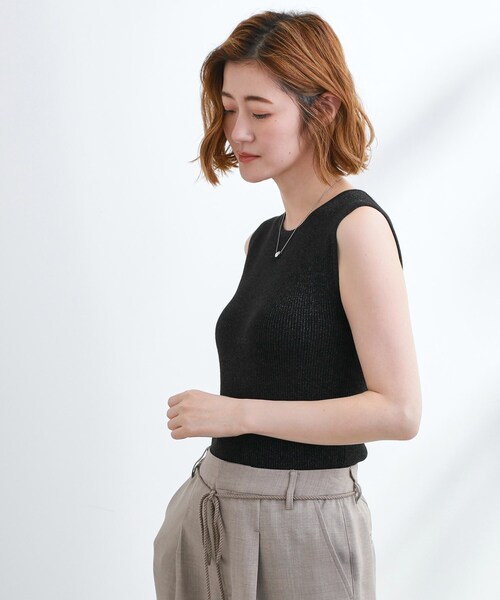 grove(グローブ)の「さりげないラメで毎日のコーデにアクセントを リブラメニットタンク(タンクトップ・レディース・オフホワイト/チャコールグレー/ベージュ/ブラック・02/03/01/04/05)」の18枚目の写真