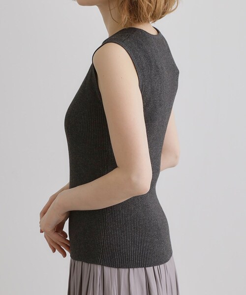 grove(グローブ)の「さりげないラメで毎日のコーデにアクセントを リブラメニットタンク(タンクトップ・レディース・オフホワイト/チャコールグレー/ベージュ/ブラック・02/03/01/04/05)」の22枚目の写真