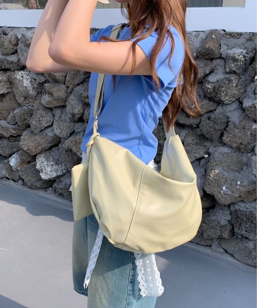 FINEnough(ファインナフ)の「小物入れポーチ付き肩掛けショルダーバッグ(ショルダーバッグ・レディース・イエロー/ブルー/ホワイト/ベージュ/ブラック・FREE)」の5枚目の写真