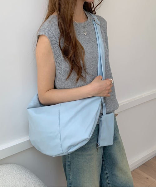 FINEnough(ファインナフ)の「小物入れポーチ付き肩掛けショルダーバッグ(ショルダーバッグ・レディース・イエロー/ブルー/ホワイト/ベージュ/ブラック・FREE)」の4枚目の写真