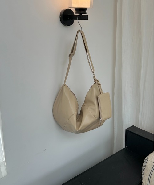 FINEnough(ファインナフ)の「小物入れポーチ付き肩掛けショルダーバッグ(ショルダーバッグ・レディース・イエロー/ブルー/ホワイト/ベージュ/ブラック・FREE)」の17枚目の写真